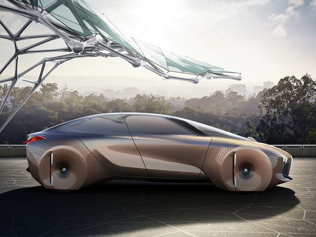 BMW хочет отметить свой столетний юбилей в футуристическом стиле, глядя в будущее. Vision Next 100 Concept - является концепт-каром, который, по мнению BMW, станет считает предварительным взглядом на будущее автомобилестроения. Помимо привычной двойн